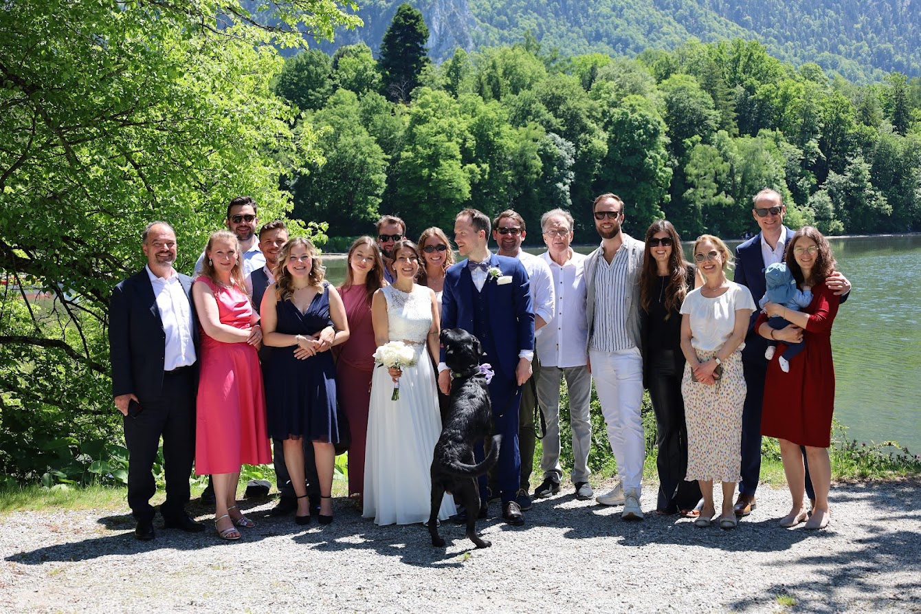 Zwei Männer am Kochelsee mit Bergen