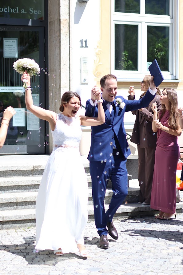 Yasmin unterschreibt die Heiratsurkunde