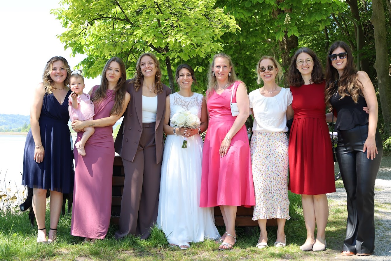 Spaßiger Moment am Hochzeitsauto