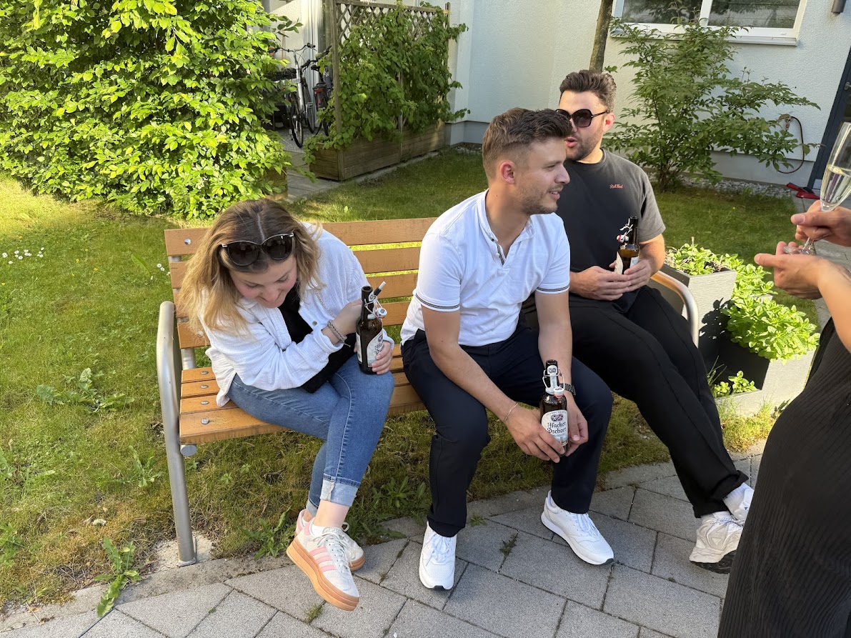 Auf der Bank mit Bier