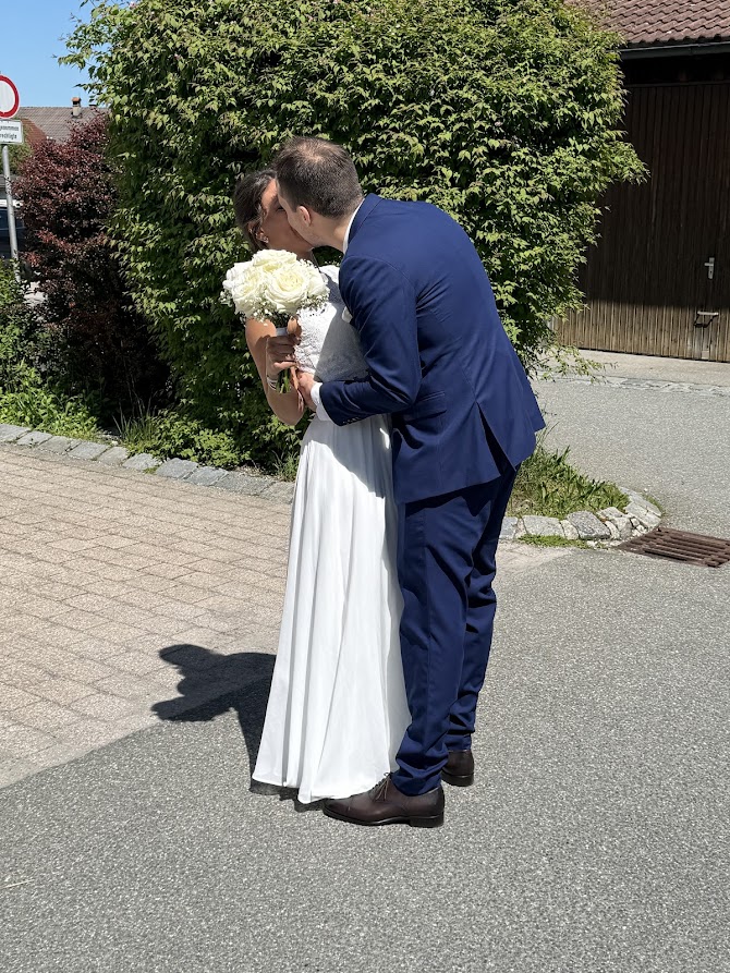 Erster Kuss nach der Zeremonie draußen