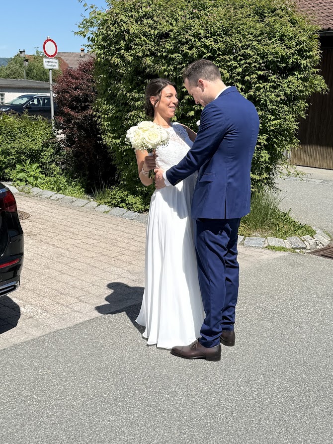 Yasmin und Freddy sehen sich an