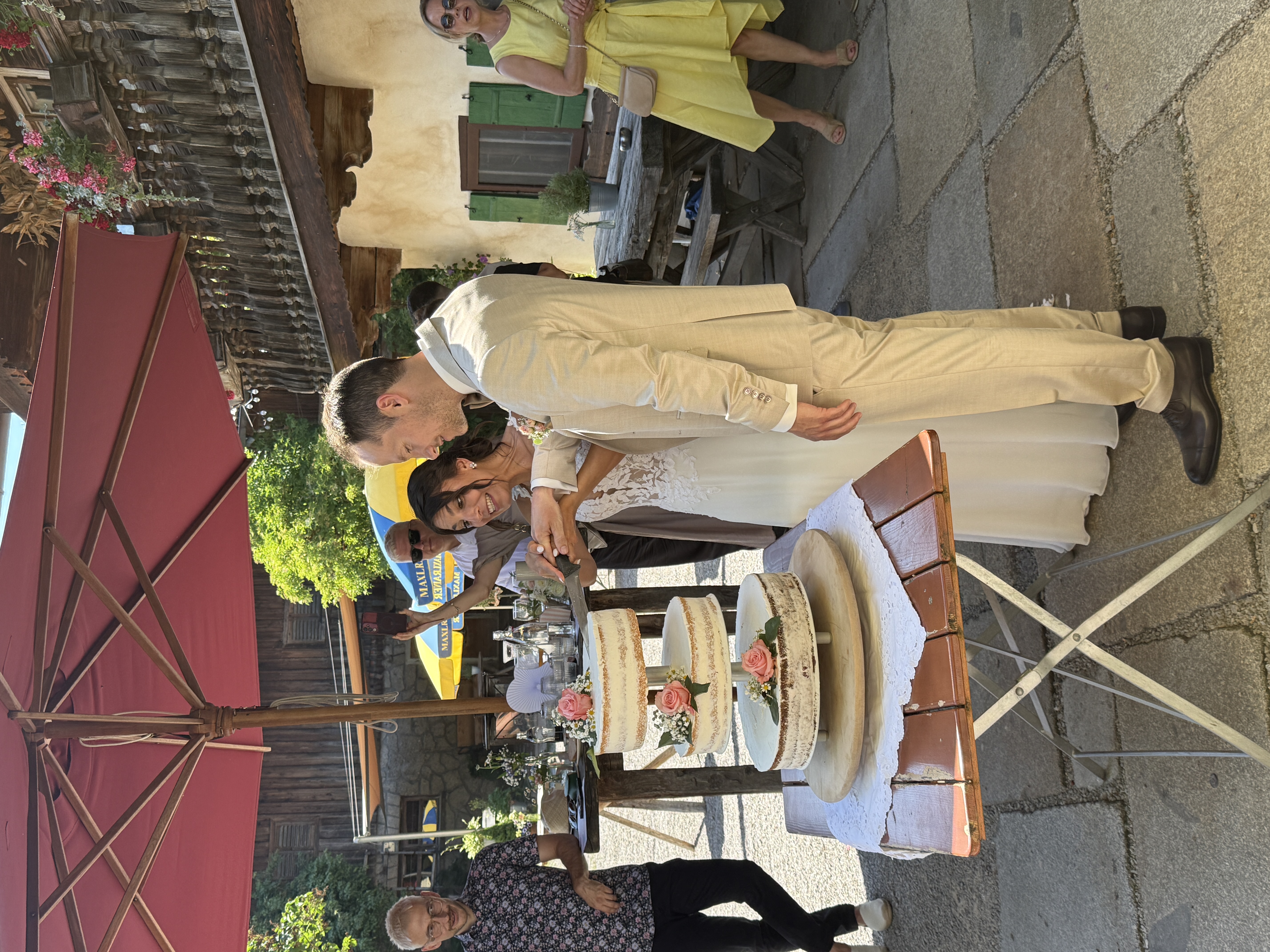 Yasmin und Freddy beim Anschneiden