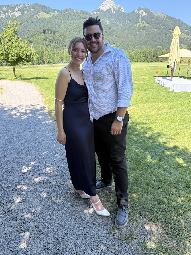 Yasmin beim Abendessen im Stadl