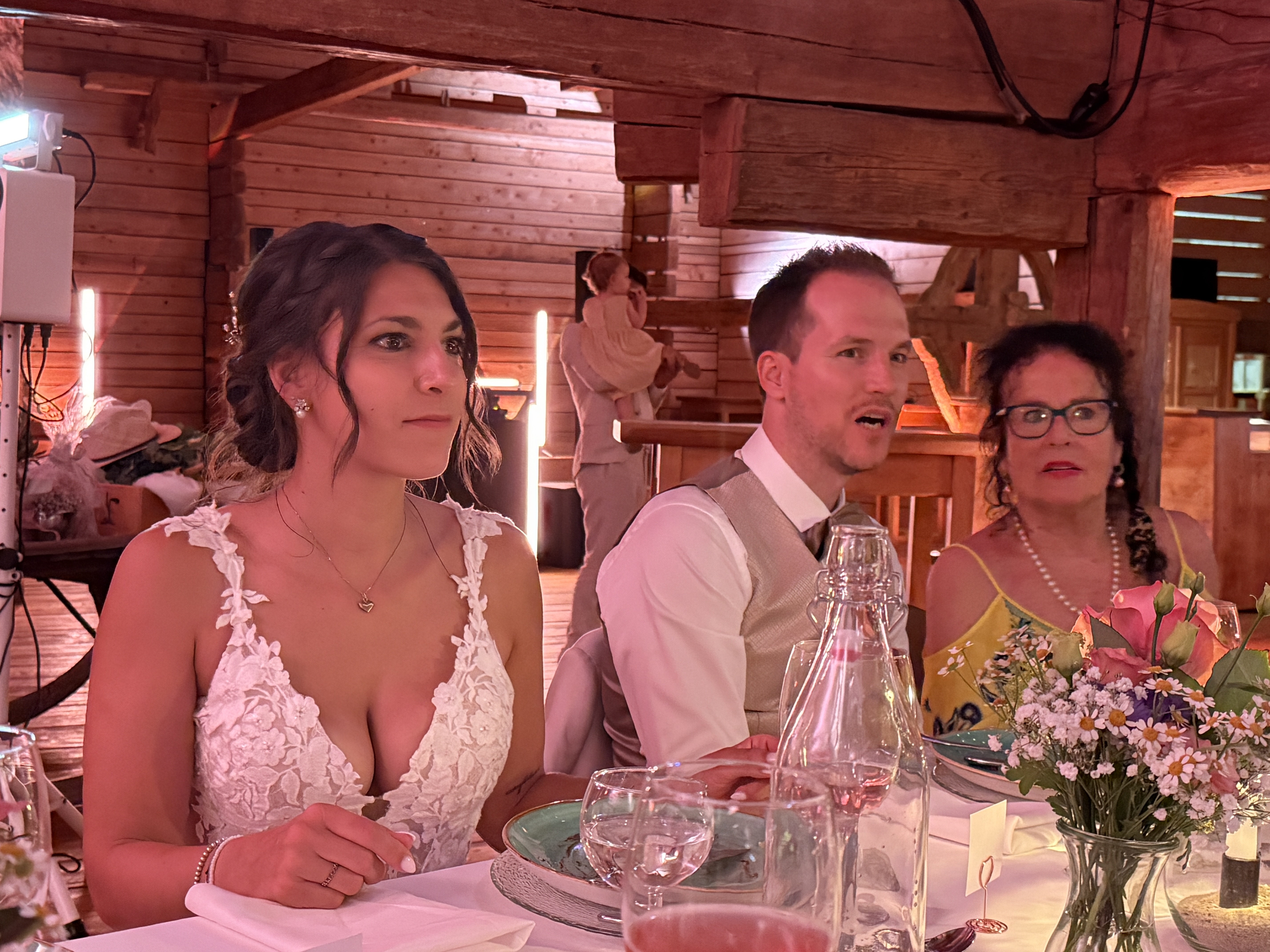 Yasmin lächelt am Tisch