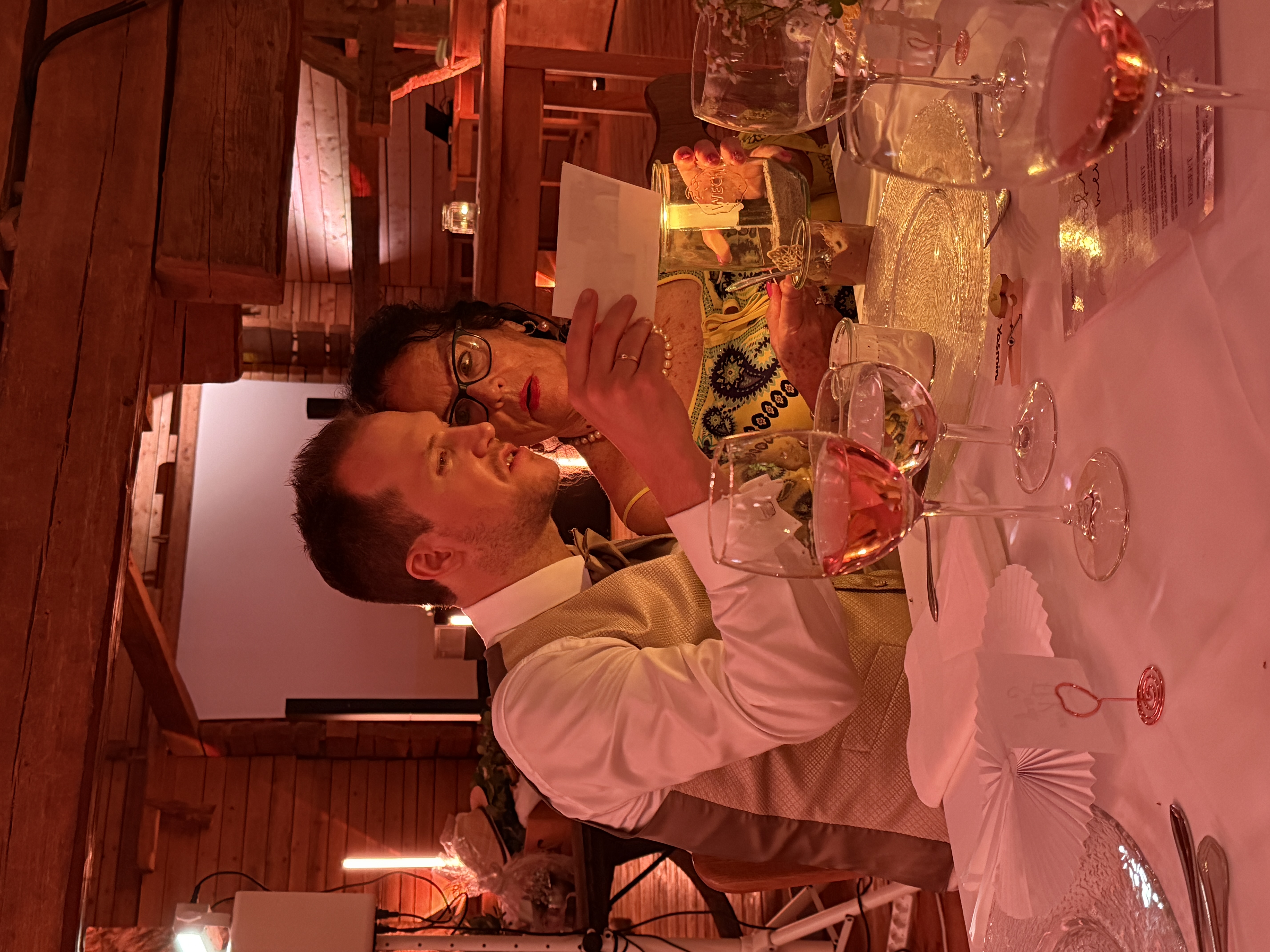Gast lacht mit Flasche