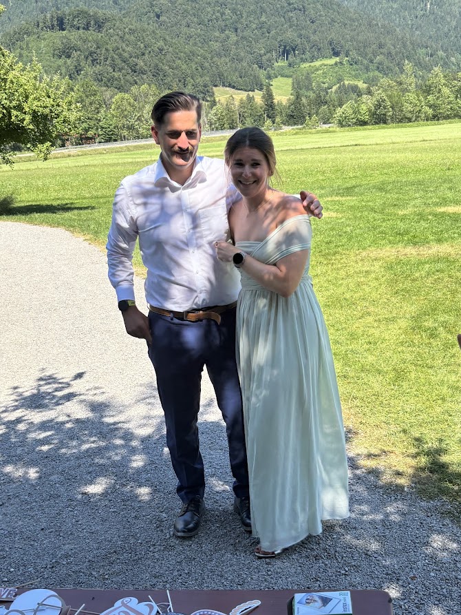 Gäste mit Foto-Requisiten
