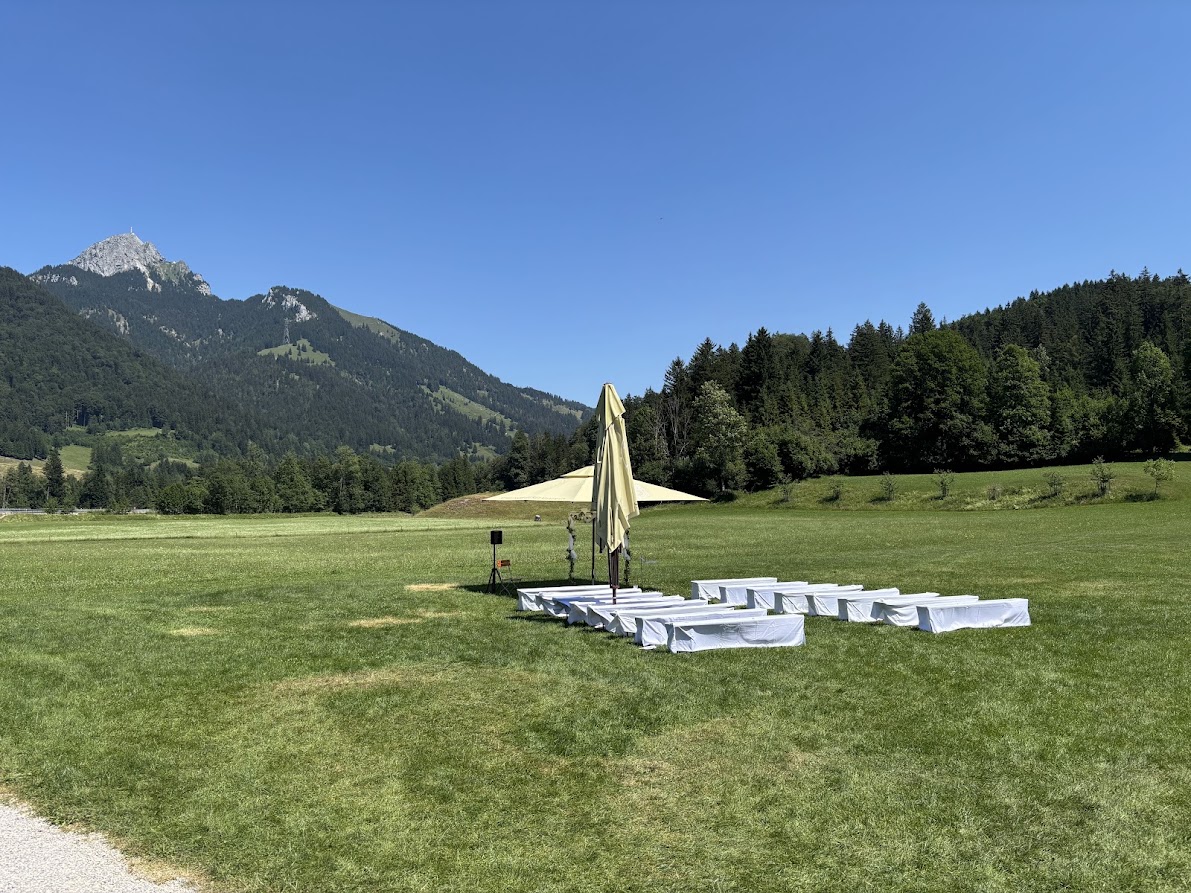 Der Aufbau der Zeremonie mit Alpenpanorama