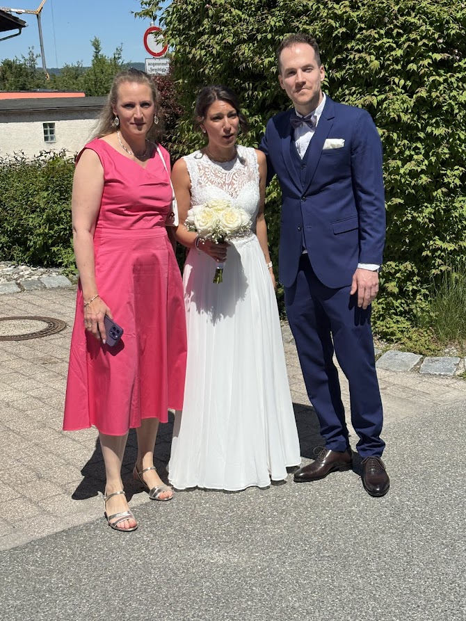 Yasmin mit Mutter Sabine und Freddy